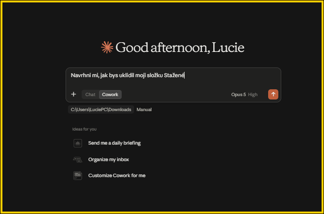 Úvodní obrazovka Claude Coworku s napsaným úkolem „Navrhni mi, jak bys uklidil moji složku Stažené&ldquo; a s nabídkami Send me a daily briefing, Organize my inbox a Customize Cowork for me